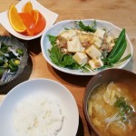 豆腐のうま煮、きゅうりとわかめの酢の物の献立