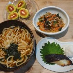 わかめうどんの献立とキウイフルーツ