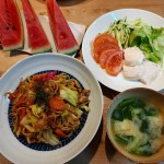 焼きそばとゆで鶏サラダ